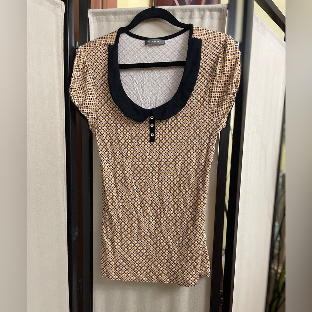 💙💙 Suzy Shier Cream and Black Fitted T-Shirt with Peter Pan Collar.